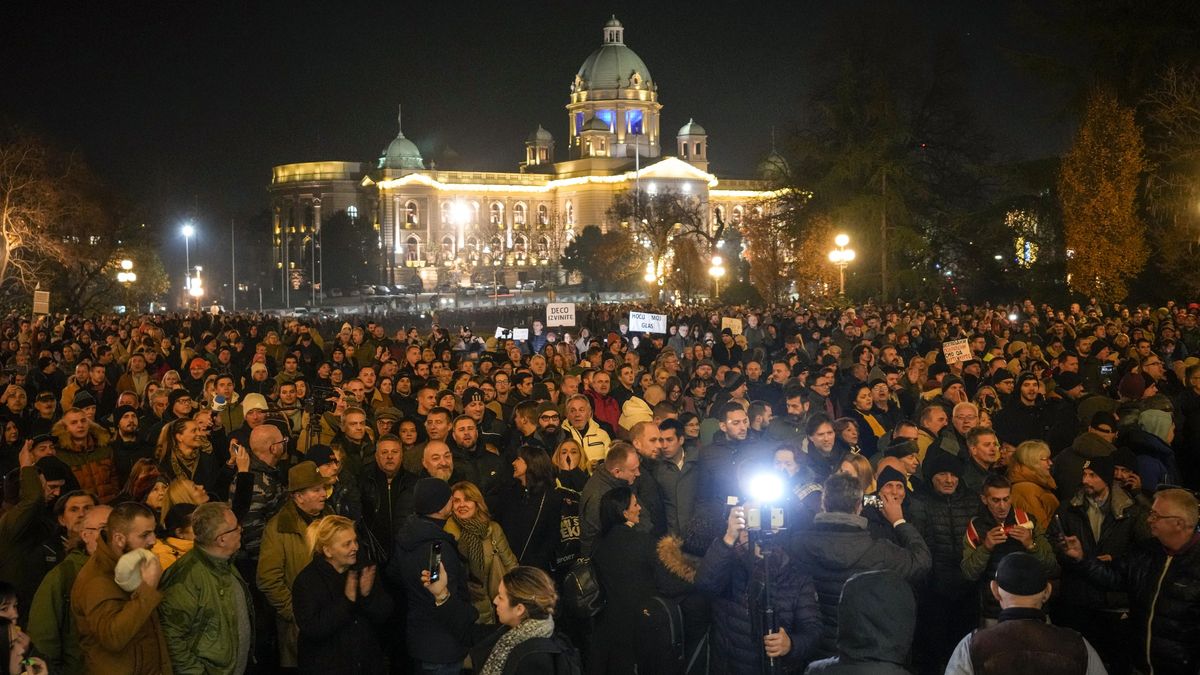 V Srbsku se protestuje proti výsledkům voleb, je hlášena střelba